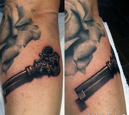 手臂上3D逼真的复古钥匙纹身图案