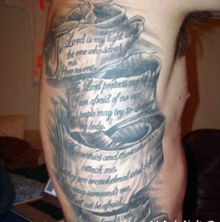 侧肋大面积3D黑色字母纹身图案