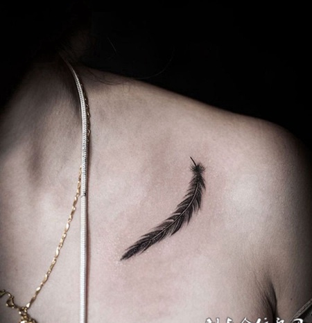 轻盈弄巧，锁骨处清新羽毛纹身图案