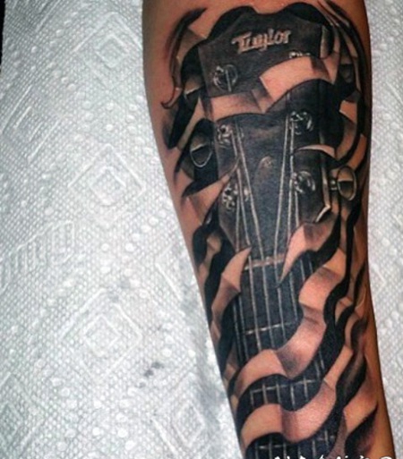 手臂3D黑白撕皮吉他纹身图案