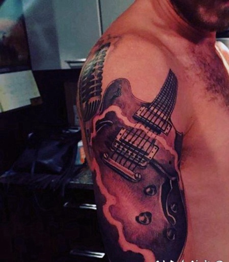 大臂3D逼真的黑白吉他与麦克风纹身图案