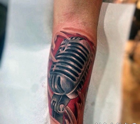 自然的逼真3D麦克风撕皮手臂纹身图案