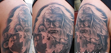 大臂黑白3D写实的老巫师与魔术球纹身图案