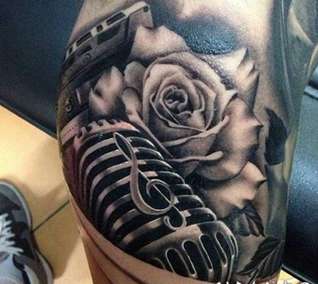 手绘黑白3D麦克风与玫瑰手臂纹身图案