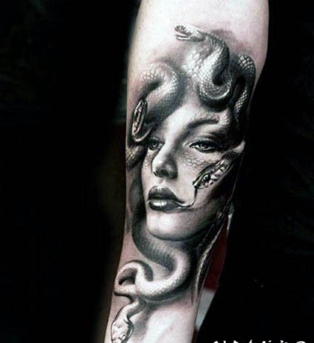 手臂自然的3D邪恶美杜莎头纹身图案