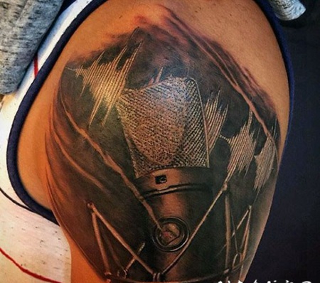 3D逼真的老式麦克风与声波纹身图案