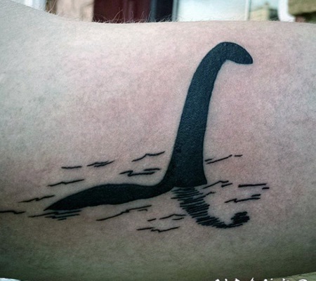 手臂3D简单的黑色恐龙湖纹身图案