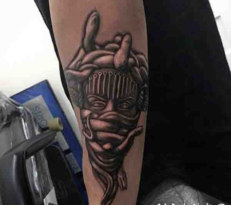 手臂不寻常风格的3D美杜莎纹身图案