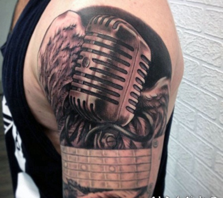 3D写实的黑白老式麦克风与吉他纹身图案