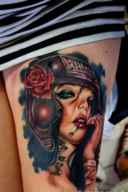 大腿3D彩绘吸烟女子肖像和玫瑰纹身图案
