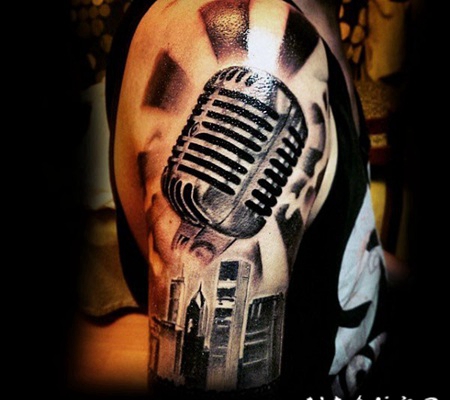 3D写实的黑白老式麦克风大臂纹身图案