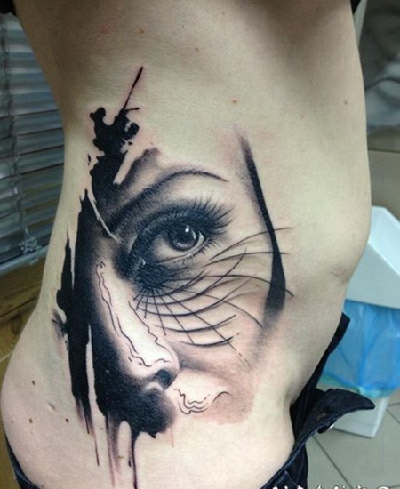 侧肋栩栩如生的女士肖像与蜘蛛网3D纹身图案