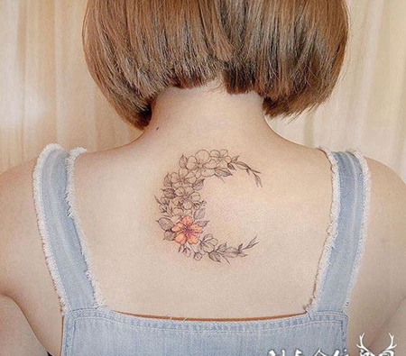 月亮花环，后背清新的鲜花纹身图案