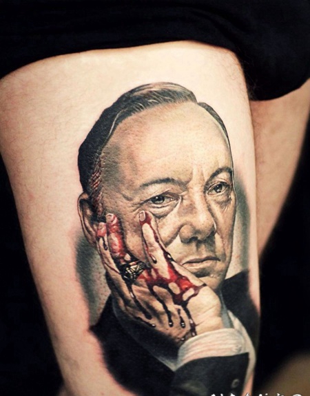 大腿3D逼真的男子肖像和流血的手纹身图案