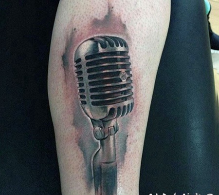 小腿3D逼真的彩色麦克风纹身图案