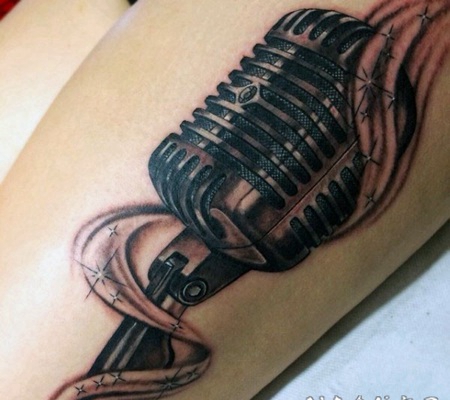 可爱的手绘3D麦克风纹身图案