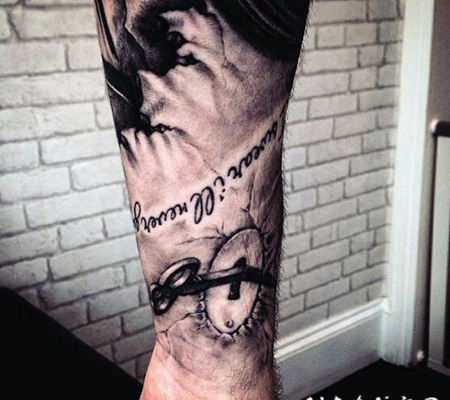 手腕3D锁和钥匙字母纹身图案