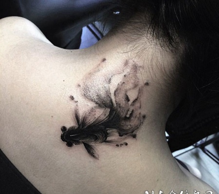 游动的小精灵，颈部水墨金鱼纹身图案