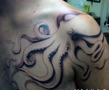 肩部3D无色的大章鱼纹身图案
