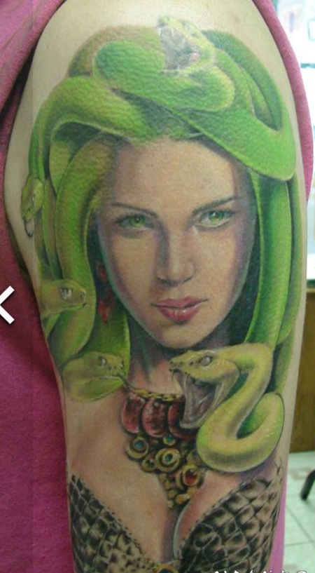 手臂栩栩如生的3D绿蛇美杜莎纹身图案