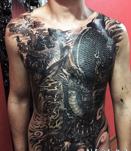 踏云而来，满胸腹霸气麒麟纹身图案