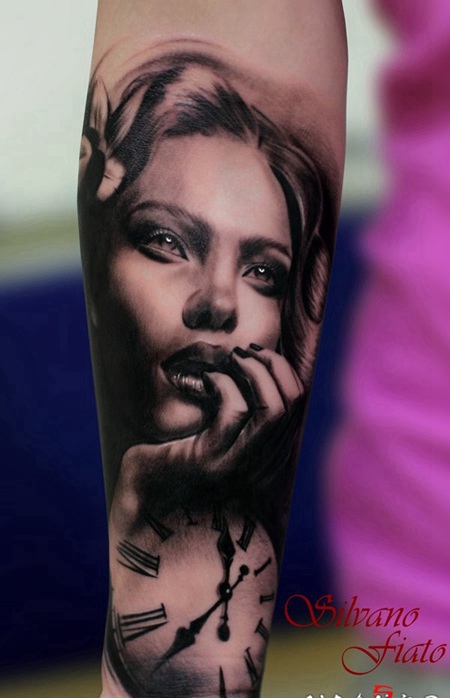 手臂3D逼真的女士肖像和时钟纹身图案