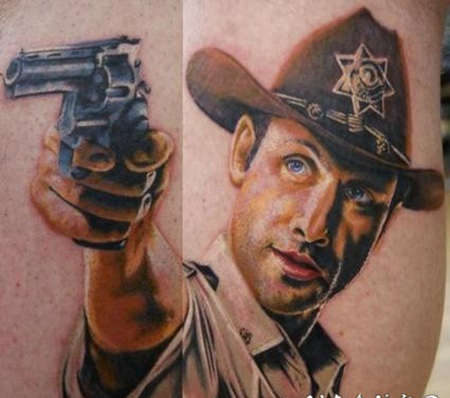 彩色的3D逼真男性肖像和手枪纹身图案