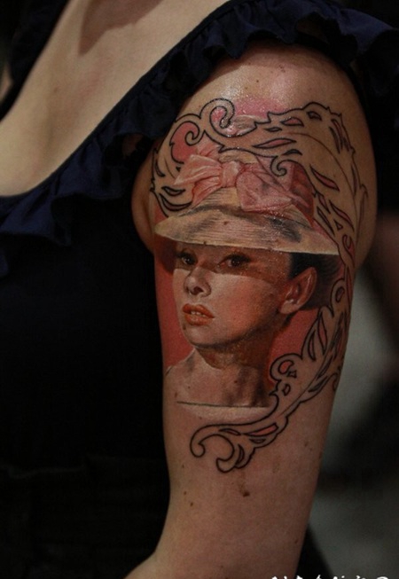 大臂奥黛丽赫本肖像和可爱的帽子3D纹身图案