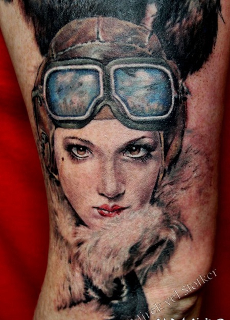 大臂迷人的3D逼真年轻女飞行员肖像纹身图案