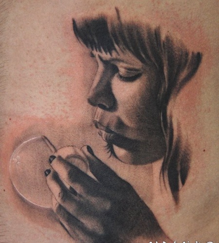 逼真的3D少女吹泡泡肖像纹身图案