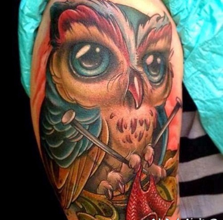 手臂3D色彩鲜艳的猫头鹰纹身图案