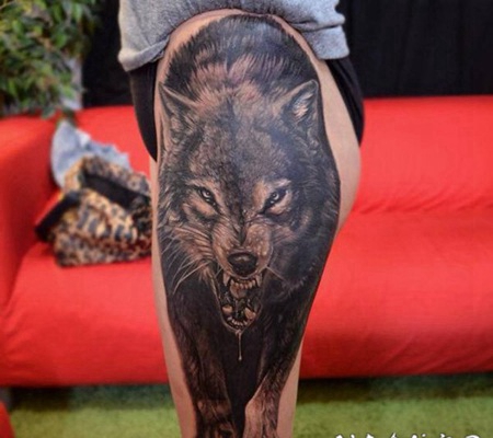 大腿毛骨悚然的自然色彩逼真狼纹身图案