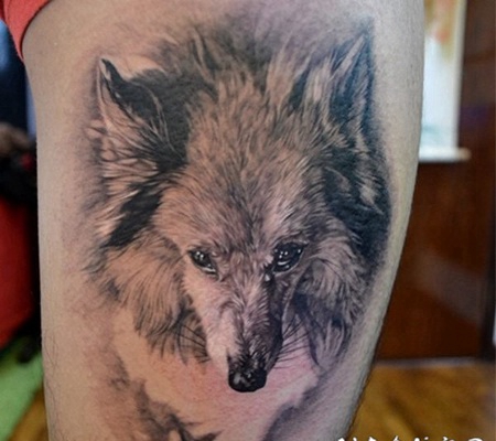 大腿上逼真的狐狸纹身图案