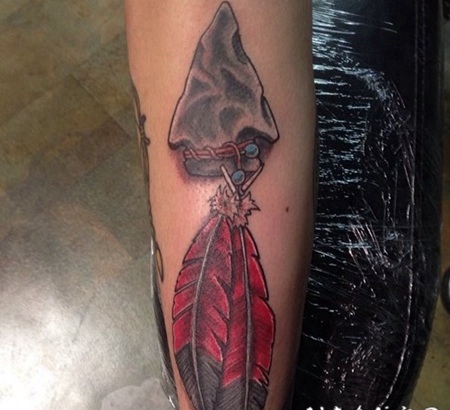 小臂3D华丽的自然彩色箭头与羽毛纹身图案