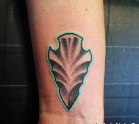 手腕简单的3D彩色箭头纹身图案