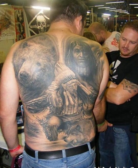 背部华丽的黑白3D印度人像和动物纹身图案