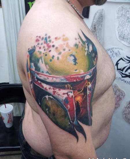 大臂令人惊叹的3D彩色波巴费特头盔纹身图案