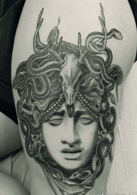 大腿非常逼真的3D黑色伤心美杜莎头纹身图案