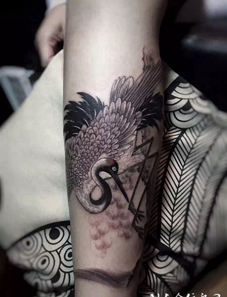 鹤寿延年，手臂水墨丹顶鹤个性纹身