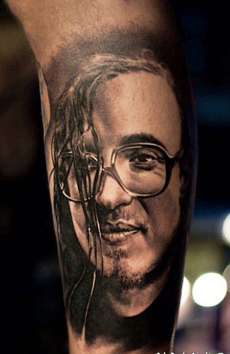 手臂3D写实的男子肖像和眼镜纹身图案