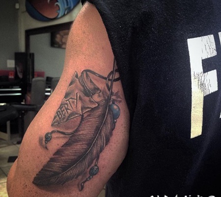 大臂3D彩色的箭头和羽毛纹身图案