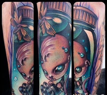 小臂3D风格的彩色蝴蝶和男孩娃娃纹身图案