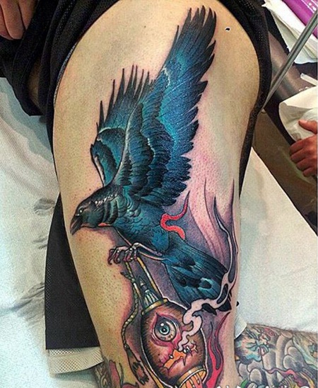 大腿非常逼真3D彩色乌鸦与神秘灯纹身图案