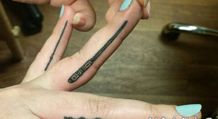 手指3D风格可爱的黑色魔法棒纹身图案