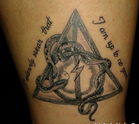 3d黑灰神秘的三角形蛇和字母纹身图案