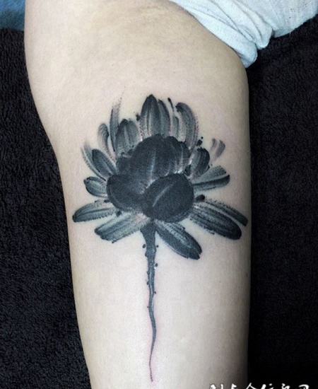 墨莲盛放，手臂内侧水墨莲花纹身