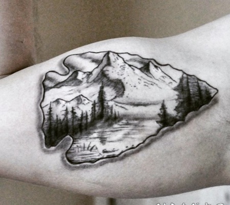 手臂漂亮的3D彩色古箭头纹身图案