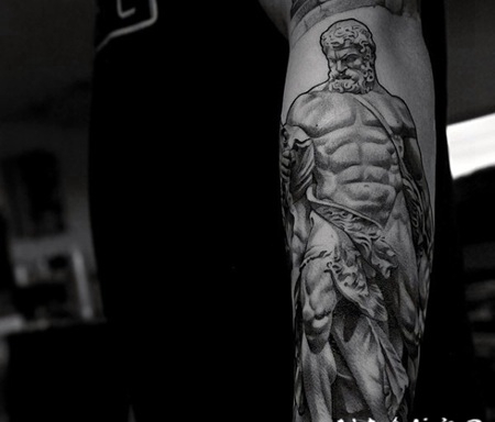 小臂写实的3D男性雕像个性纹身图案