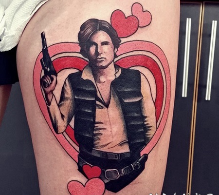 大腿3D风格彩色的人像与心形纹身图案