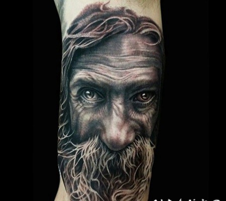 手臂彩色的3D老人肖像纹身图案